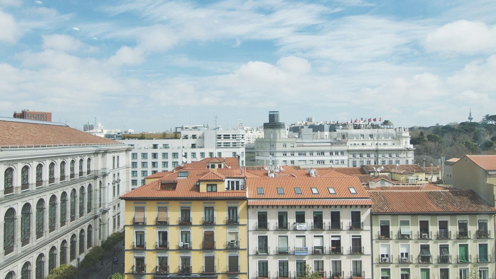 Edificios de viviendas con tejados de teja en el centro de Madrid